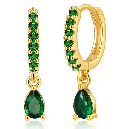 Brilhantes brincos dourados com zircônias cintilantes e uma encantadora esmeralda verde
