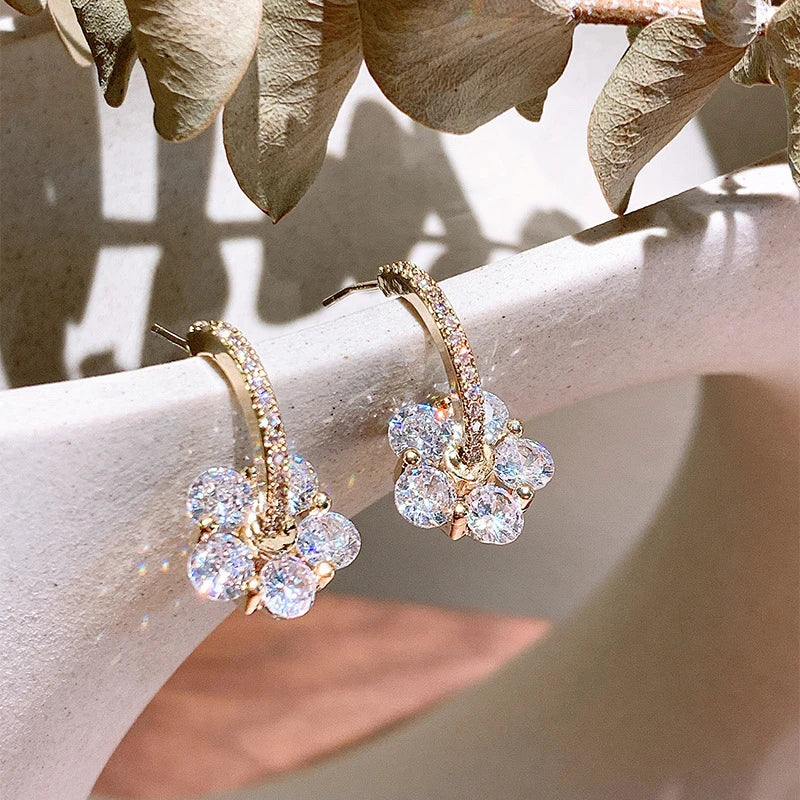 Brincos Elegantes em Ouro com Design de Flor de Cristal Brilhante