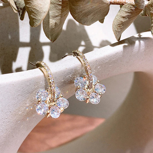 Brincos Elegantes em Ouro com Design de Flor de Cristal Brilhante