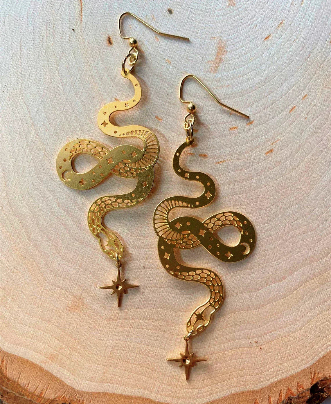 Fascinantes brincos pendentes de estrelas douradas para looks de ouvidos de sonho