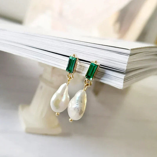 Brincos dourados glamourosos com pérolas brilhantes e luxuosos zircônias verdes