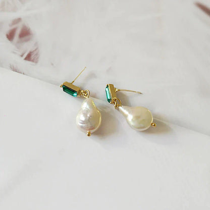 Brincos dourados glamourosos com pérolas brilhantes e luxuosos zircônias verdes