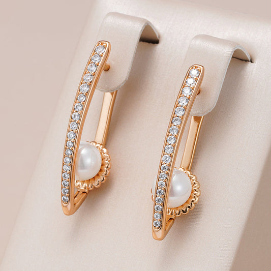 Brincos brilhantes com pedras de strass cintilantes e pérolas luxuosas