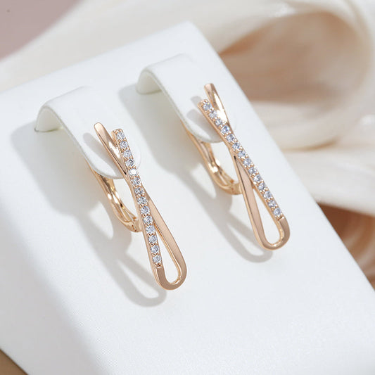 Brincos de ouro glamourosos com brilhantes diamantes em um atraente design de cruz