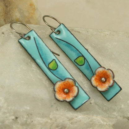 Elegância Floral: Brincos Exquisitos em Delicado Email de Flor