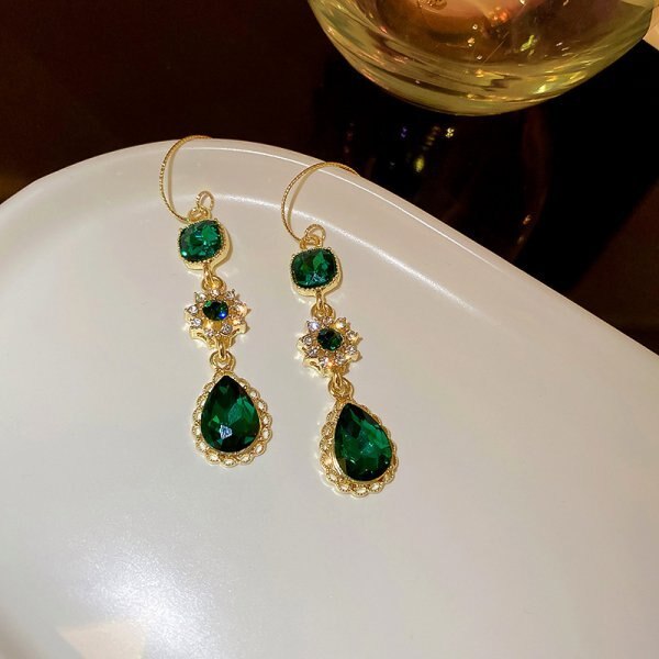 Fascinantes brincos vintage com cintilantes cristais verdes