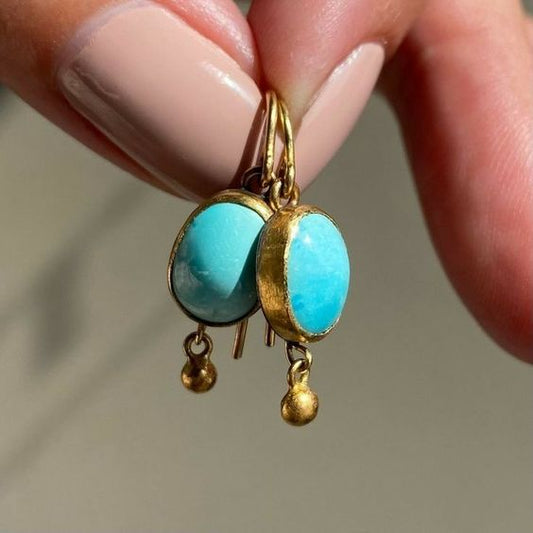 Lindos brincos de ouro vintage com uma radiante pedra azul