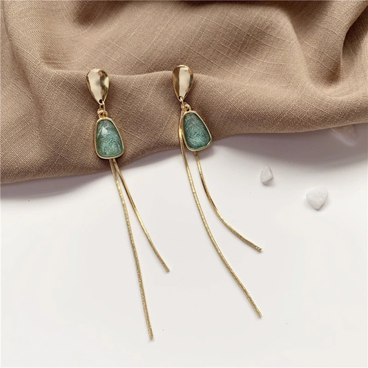 Brincos de ouro estilosos com pedra turquesa cintilante
