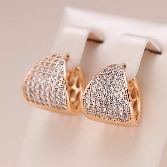 Pequenos brincos de ouro cintilantes para uma elegância atemporal
