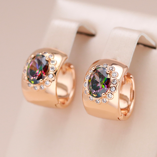 Brincos de cristal multicoloridos brilhantes em design elegante dourado
