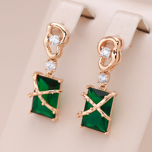 Elegância Brilhante: Brincos de Ouro com Cristal Verde Radiante