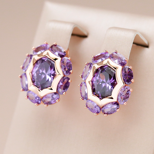 Fascinantes brincos dourados com brilhantes flores de cristal roxas