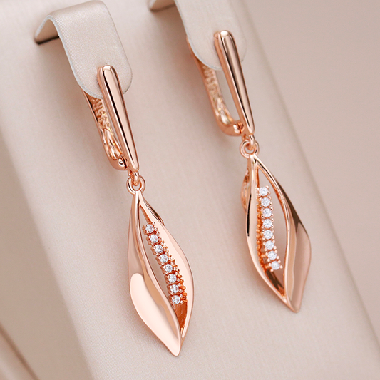 Elegantes brincos em ouro rosé com brilhantes zircônias em design filigrana