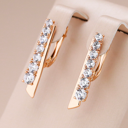 Brincos de ouro cintilantes com design elegante em zircônia