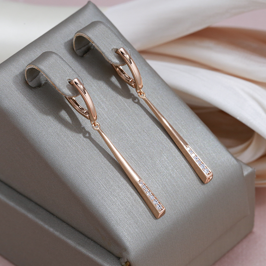 Elegantes brincos de madeira dourada clara para uma aparência glamourosa