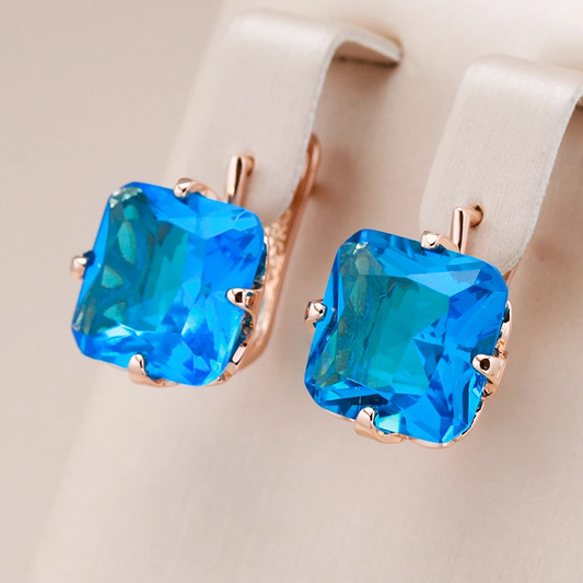 Brincos de ouro glamourosos com pedras de zircônia brilhantes