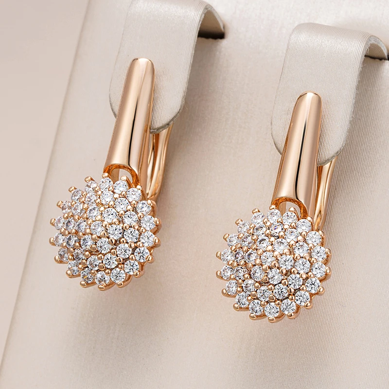 Elegantes brincos de flores com zircônia dourada para uma aparência glamourosa