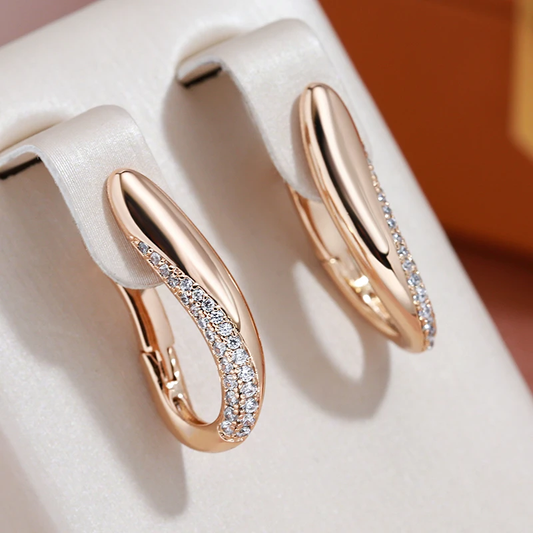 Brincos de ouro glamourosos com efeito brilhante de brilho