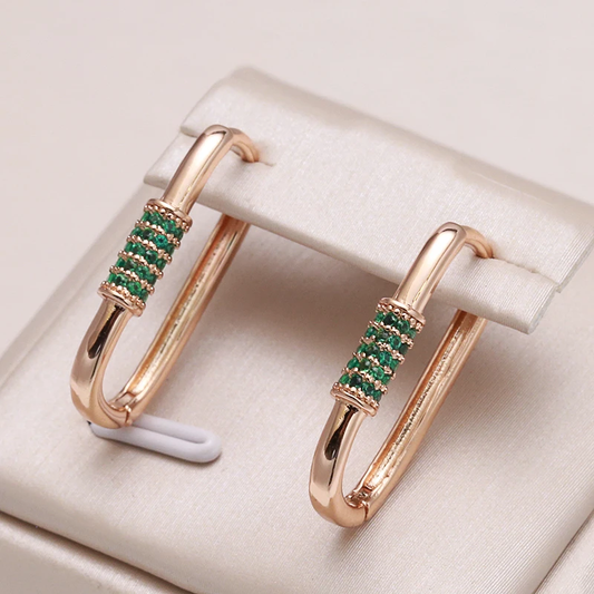 Elegantes e estiloso pequeno par de brincos de zircônia verde para um toque especial