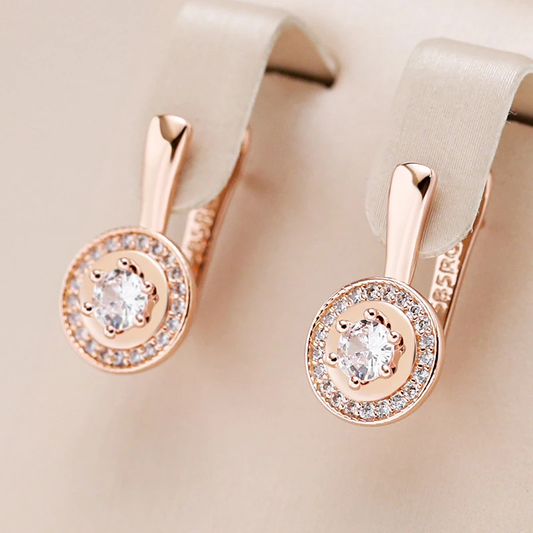 Elegantes brincos de ouro com cristal branco cintilante