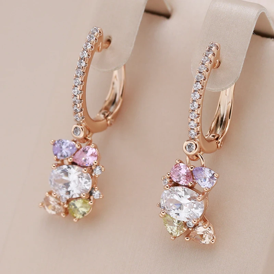 Brincos glamourosos com cristais coloridos brilhantes