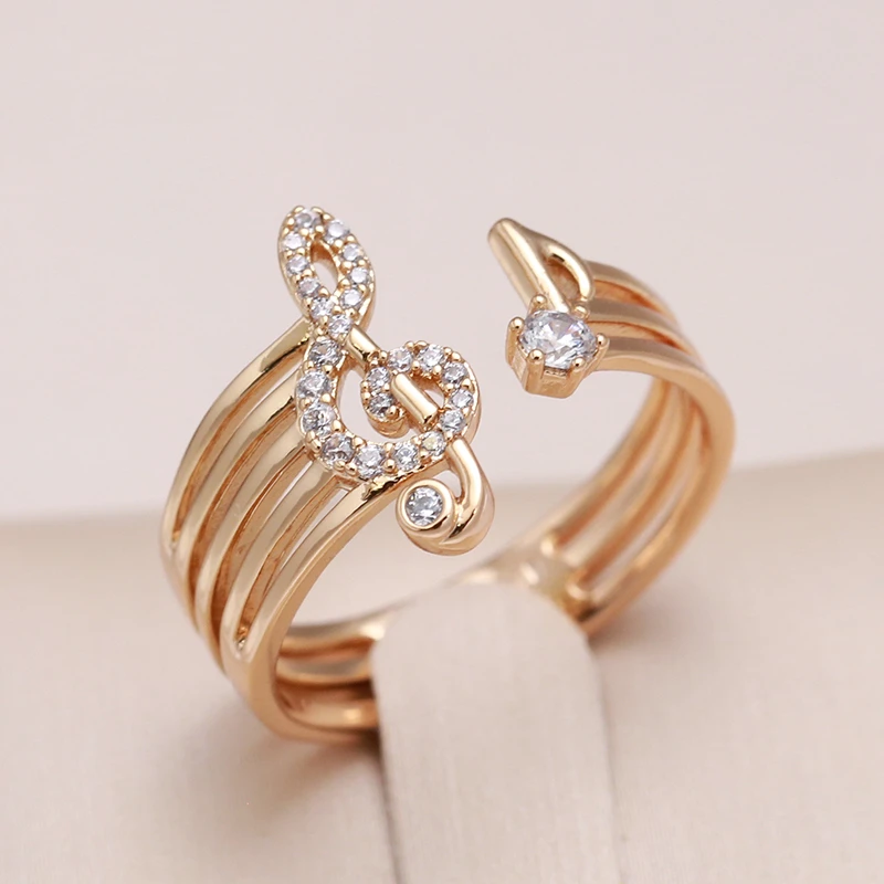 Anel de ouro elegante com brilhantes pedras de zircônia