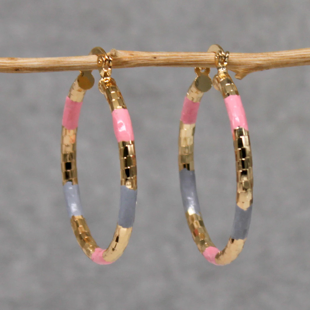 Brincos vintage elegantes em design dourado estiloso