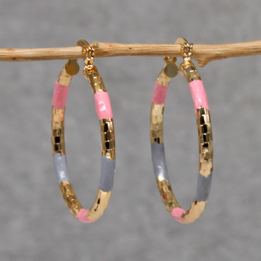 Brincos vintage elegantes em design dourado estiloso