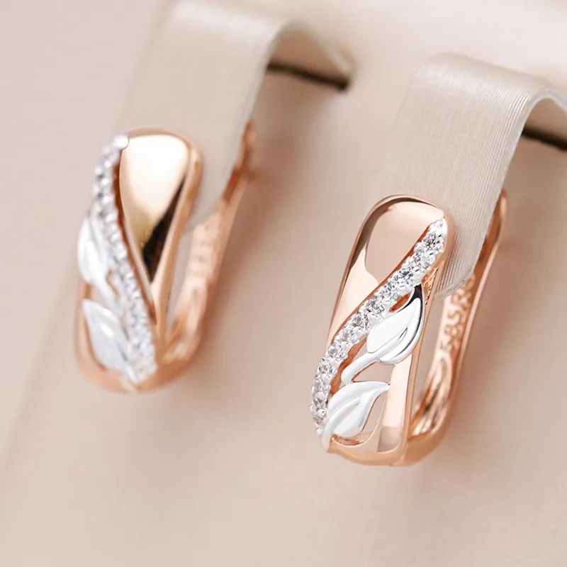 Elegantes brincos em ouro rosa envelhecido com design romântico de rosa