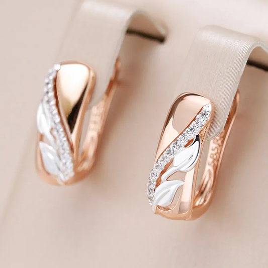 Elegantes brincos em ouro rosa envelhecido com design romântico de rosa
