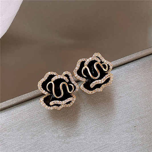 Brincos Lotus Elegantes em Ouro Nobre com Estilo Preto