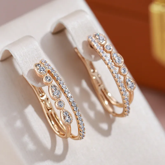 Brincos Elegantes em Ouro Decorados com Deslumbrantes Pedras de Zircônia
