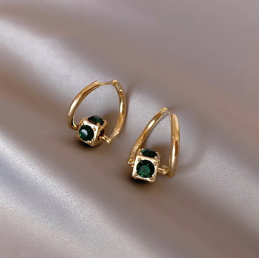 Elegantes brincos verdes com um toque de acabamento dourado luxuoso