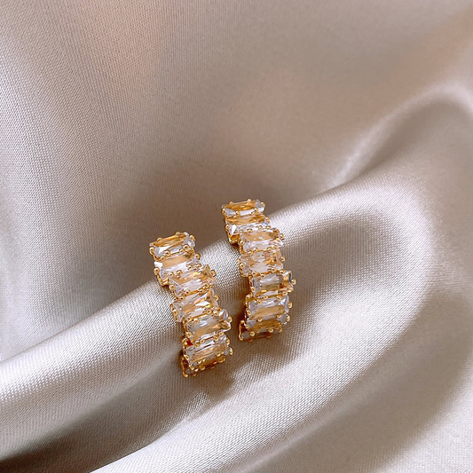 Brincos Elegantes em Ouro com Brilhantes Acentos de Zircônia