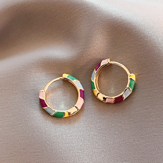 Brincos Elegantes em Ouro com Design Vibrante de Emaille