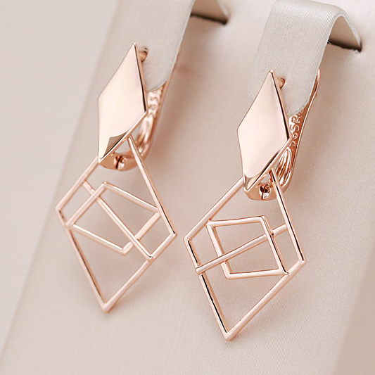 Brincos geométricos elegantes com um estilo dourado sofisticado