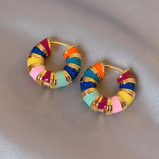 Brincos modernos em design vibrante de esmalte