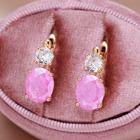 Elegantes brincos dourados com zircônias rosas brilhantes