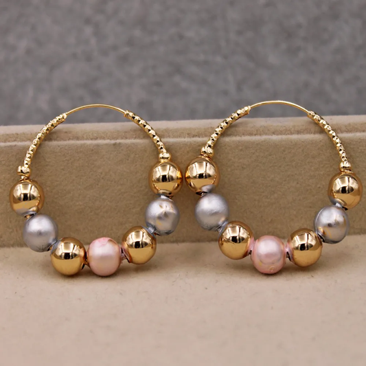 Brincos de pérola vintage estilosos em design de ouro elegante