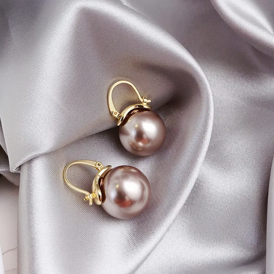 Brinco de bronze cintilante com pérolas radiantes para um toque de elegância