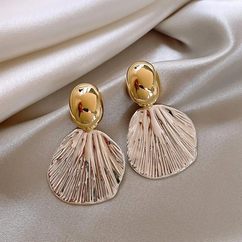 Elegantes brincos de concha dourados para qualquer ocasião - um acessório verdadeiramente encantador!