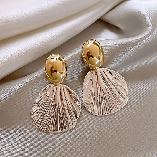 Elegantes brincos de concha dourados para qualquer ocasião - um acessório verdadeiramente encantador!