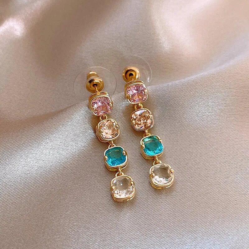Deslumbrantes brincos de declaração multicoloridos para uma aparência glamourosa