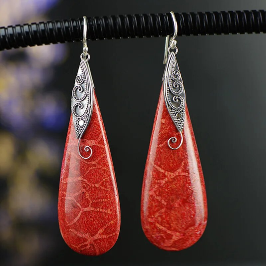 Fascinantes brincos vintage brilham em vermelho intenso