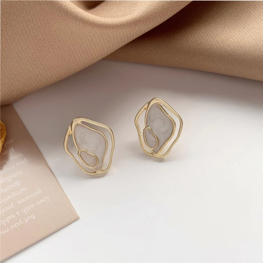 Elegantes brincos brancos para um toque de estilo