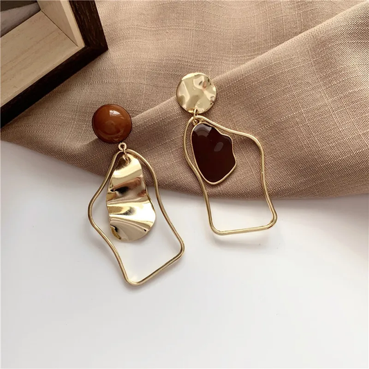 Elegância Atemporal: Brincos Vintage com Pedras Foscas em Dourado e Marrom