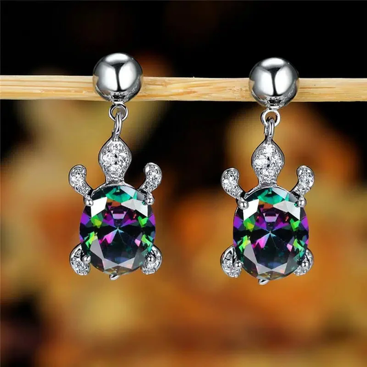 Deslumbrantes Brincos com Design de Tartaruga Atraente Adornados com Zircônias Multicoloridas Vibrantes