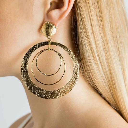 Brincos Boho elegantes com círculos dourados estilizados