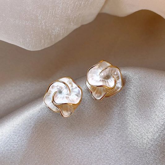 Elegância em Branco: Brincos Exquisitos em Emaille de Alta Qualidade