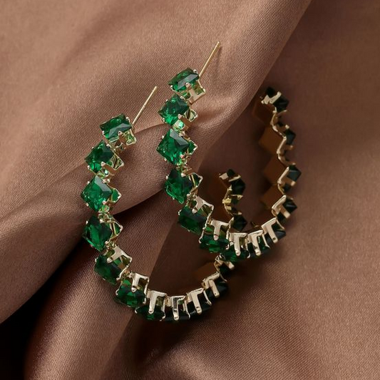 Fascinantes brincos dourados com brilhantes acentos verdes